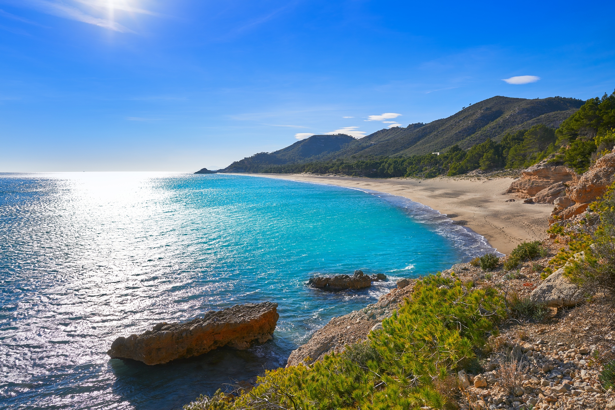 El Sender Litoral del Jonquet recorre la costa i ofereix una caminada de la mà del mar passant per la platja del Torn.