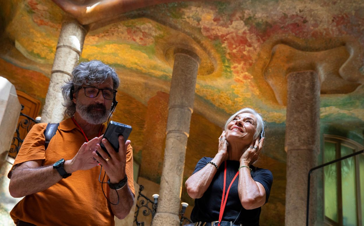 Una parella visita la Pedrera pel seu compte