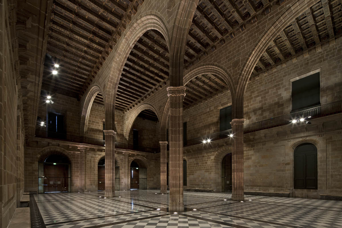 Sense títol - La Reial Acadèmia Catalana de Belles Arts Sant Jordi s’ubica a la planta superior de l’edifici gòtic de la Llotja de Mar i és l’origen de l’actual Facultat de Belles Arts de la Universitat de Barcelona. A la dreta, l’edifici de l’Escola Massana, a la plaça de Gardunya, al barri del Raval. Sense títol - La Reial Acadèmia Catalana de Belles Arts Sant Jordi s’ubica a la planta superior de l’edifici gòtic de la Llotja de Mar i és l’origen de l’actual Facultat de Belles Arts de la Universitat de Barcelona. A la dreta, l’edifici de l’Escola Massana, a la plaça de Gardunya, al barri del Raval.