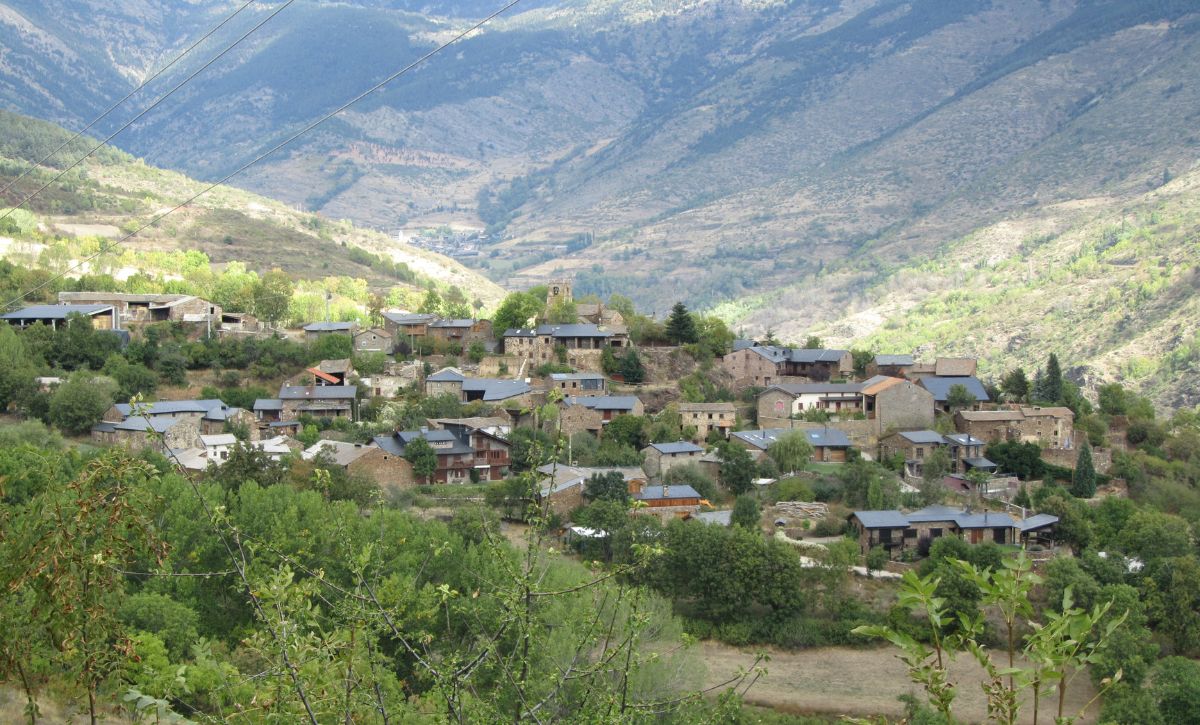 L'ermita romànica i els voltants poc visitats de bosc i muntanya son el que dona valor al poble d'Éller. L'ermita romànica i els voltants poc visitats de bosc i muntanya son el que dona valor al poble d'Éller.