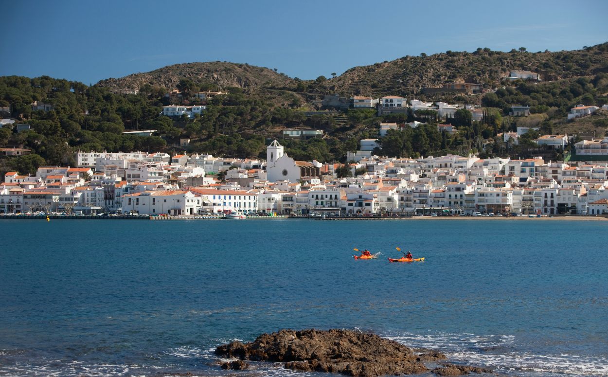 L'acabat blanc de les cases del Port de la Selva donen un aire de poble tradicional de la Costa Brava L'acabat blanc de les cases del Port de la Selva donen un aire de poble tradicional de la Costa Brava