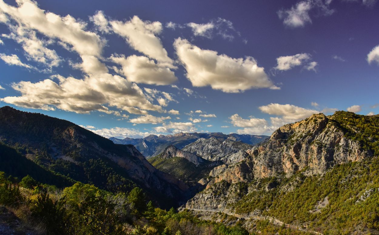 Les vistes des del castell de Sant Ponç sobre la vall d'Alinyà són espectaculars Les vistes des del castell de Sant Ponç sobre la vall d'Alinyà són espectaculars