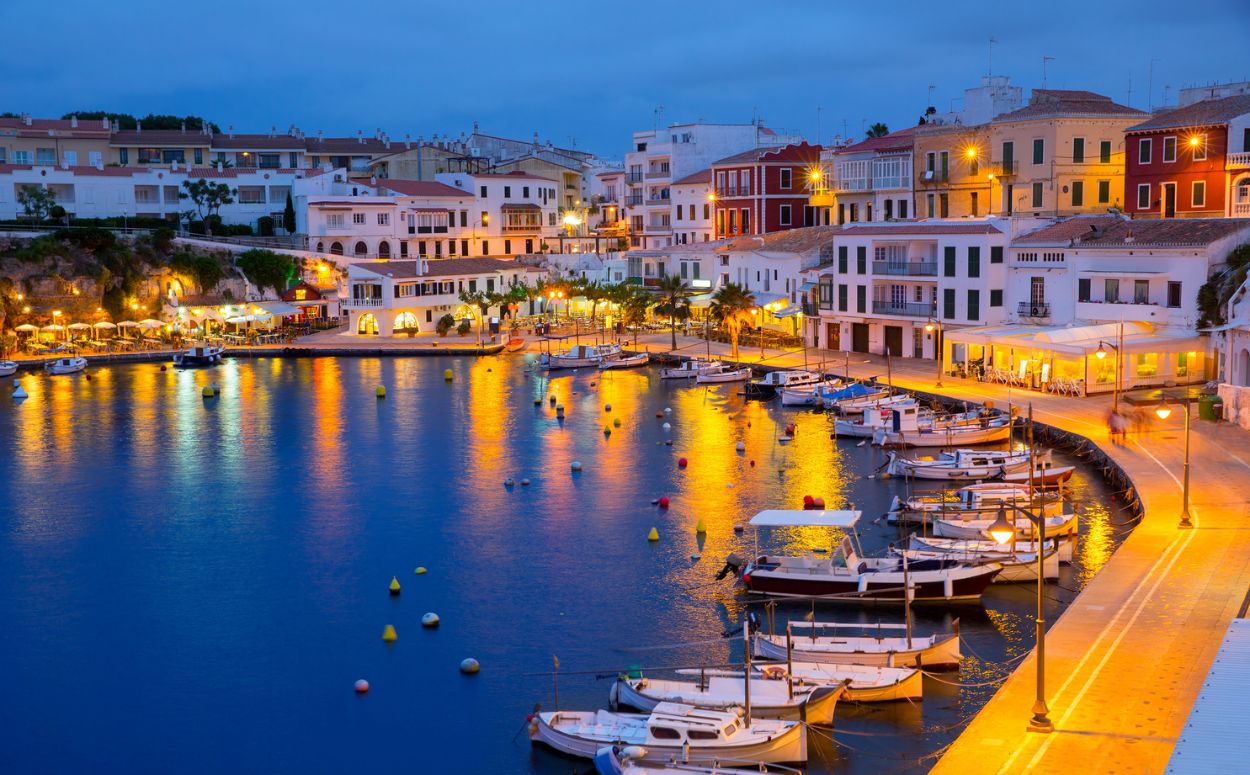 Cales Fonts és un dels ports més turístics de Menorca. Cales Fonts és un dels ports més turístics de Menorca.