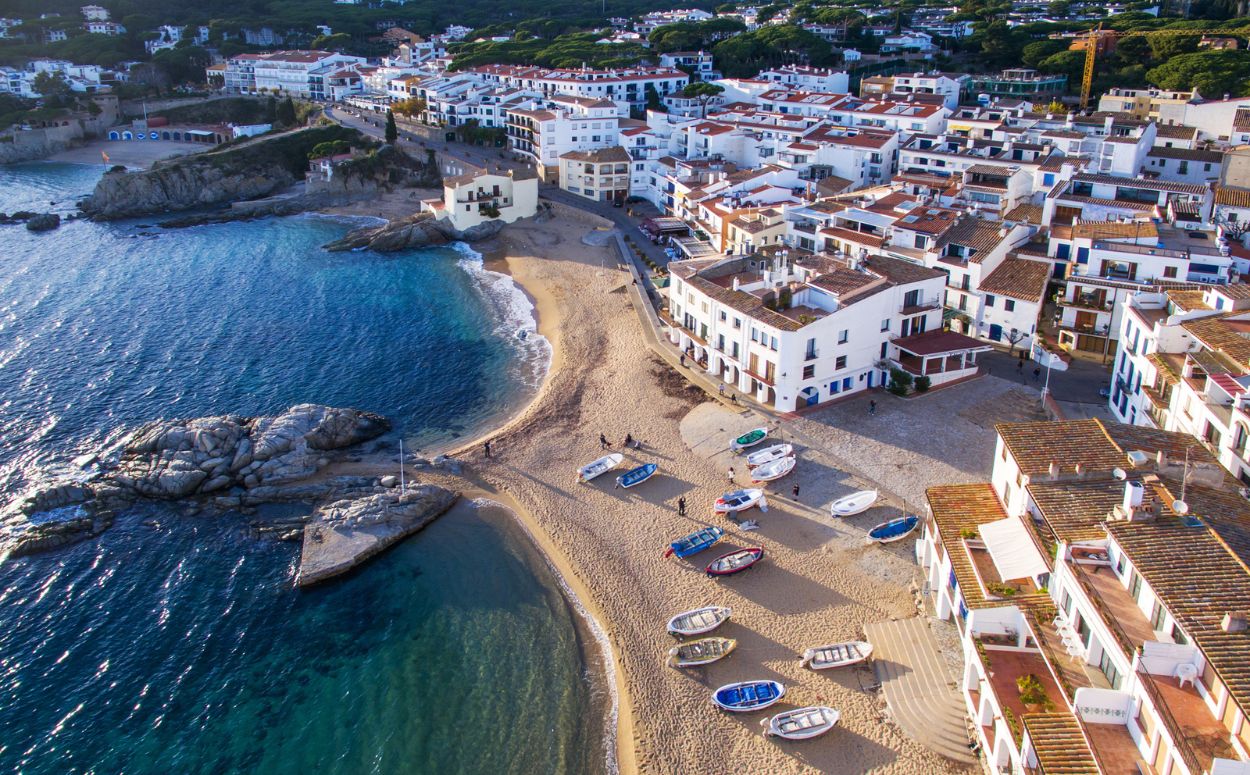 Calella de Palafrugell convida a passejar pel poble i observar l'ofici pesquer actiu. Calella de Palafrugell convida a passejar pel poble i observar l'ofici pesquer actiu.