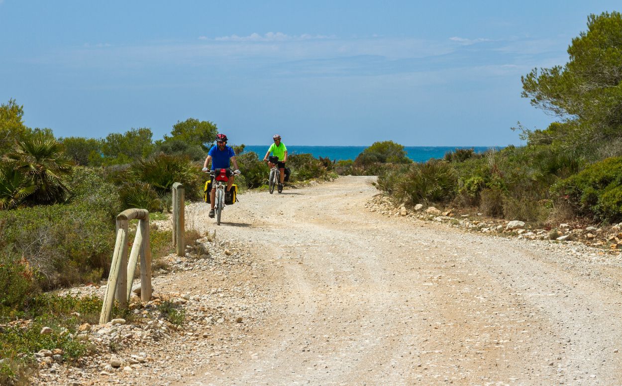 La Serra d'Irta té paisatges de contrast de mar i muntanya que podeu gaudir a peu o en bicicleta.