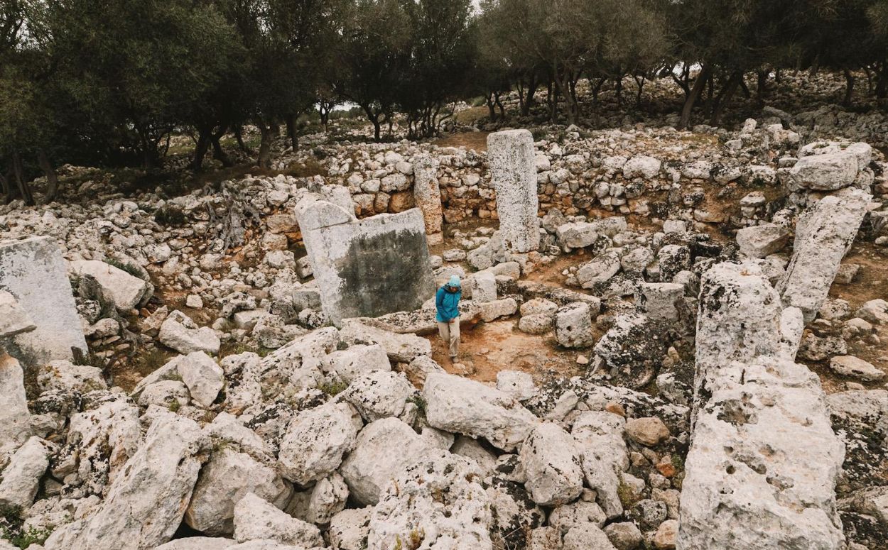 La Noemí al mig del poblat de Son Catllar, a Menorca
