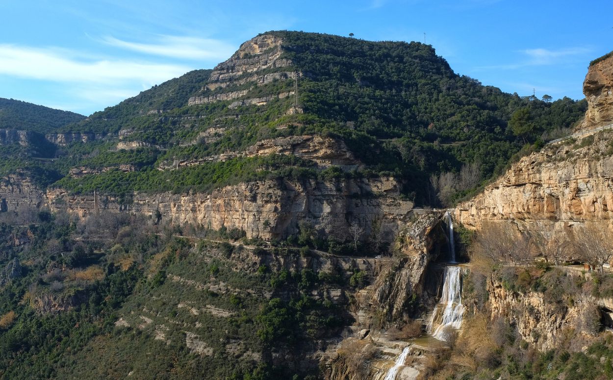 Sant Miquel del Fai es situa a l'Espai Natural dels Cingles de Bertí, al terme municipal de Bigues i Riells del Fai