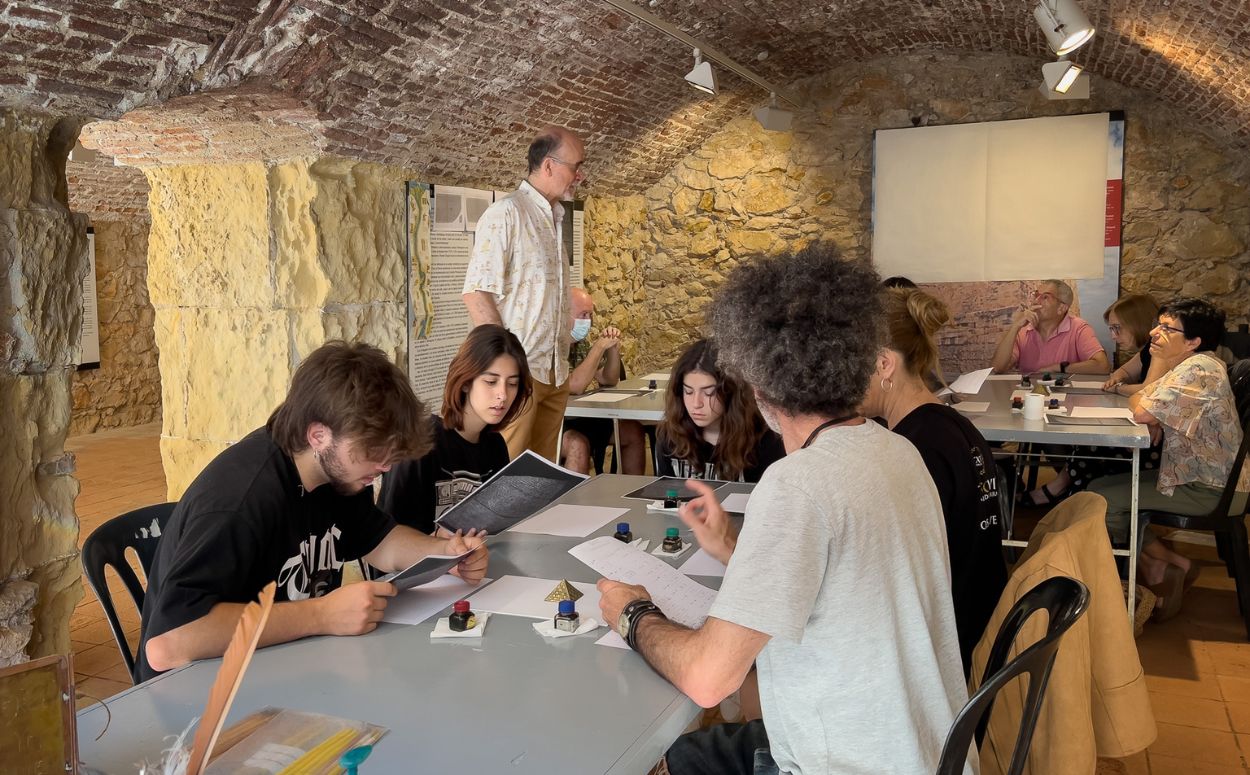 Activitats de cal·ligrafia egípcia grega i llatina arcaiques destinades a infants i joves Activitats de cal·ligrafia egípcia grega i llatina arcaiques destinades a infants i joves