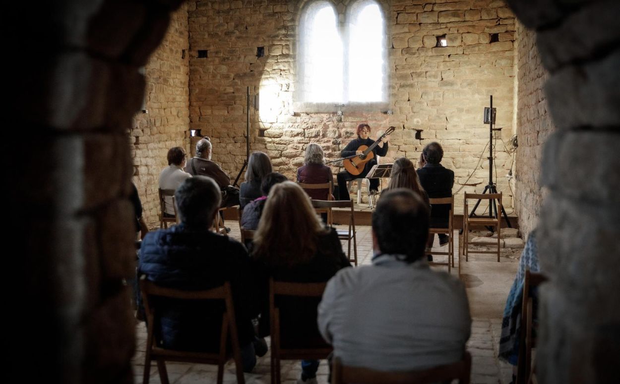 Senderistes gaudint d'un concert a la Conca Dellà, al Pallars Jussà Senderistes gaudint d'un concert a la Conca Dellà, al Pallars Jussà
