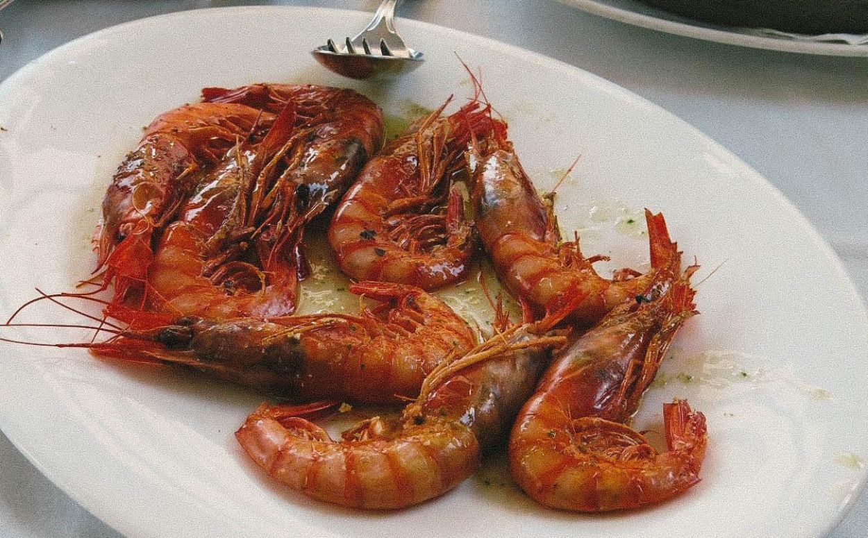 Plat de gambes d'un restaurant de costa Plat de gambes d'un restaurant de costa