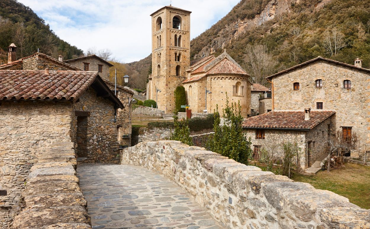 El poble de Beget i l'església de Sant Cristòfor al centre El poble de Beget i l'església de Sant Cristòfor al centre
