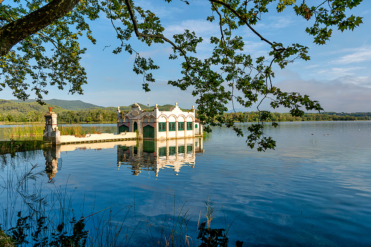 Les emblemàtiques pesqueres de l’estany de Banyoles es van construir originàriament per practicar-hi la pesca