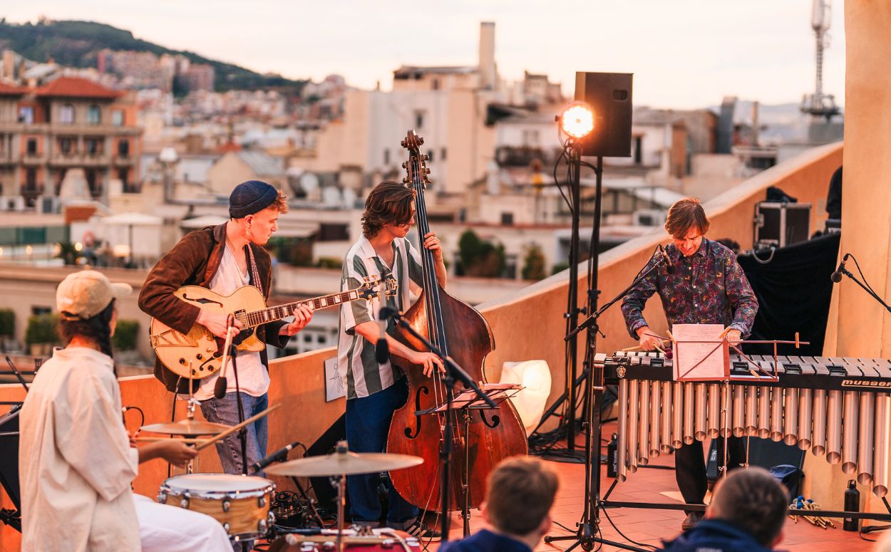Actuació musical al terrat de la Pedrera