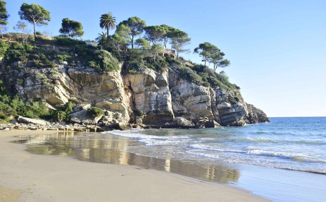 La tranquil·litat i la puresa de les aigües fan de la Cala Crancs el lloc ideal per a bussejar. La tranquil·litat i la puresa de les aigües fan de la Cala Crancs el lloc ideal per a bussejar.
