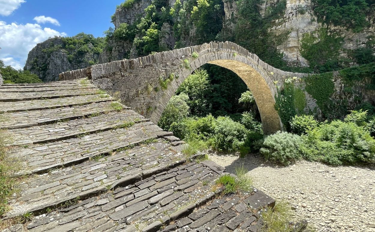 Espectacular pont de Kokkoros, un monument de pedra seca a Zagori Espectacular pont de Kokkoros, un monument de pedra seca a Zagori