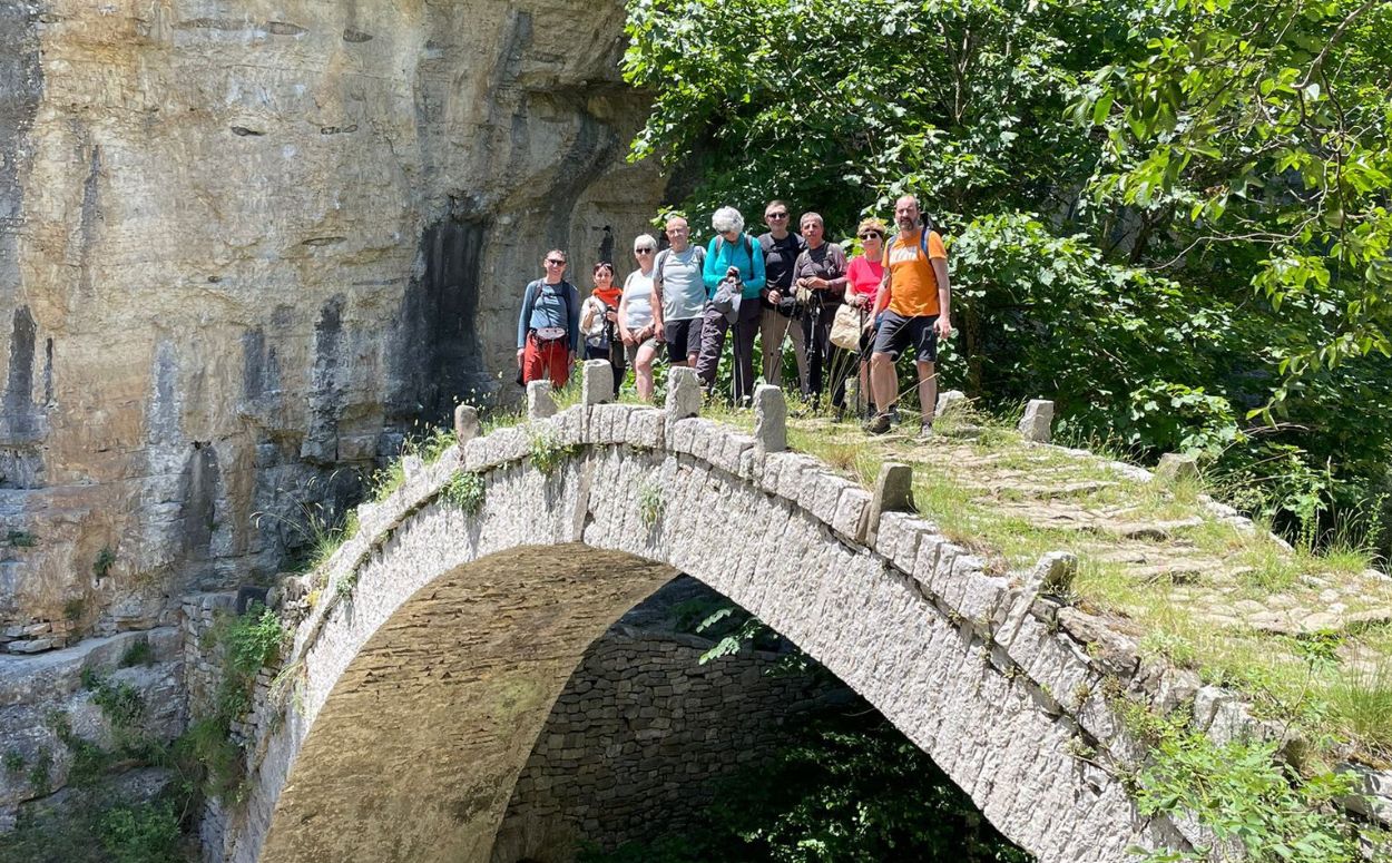 El grup travessant el pont de pedra de Lazaridis