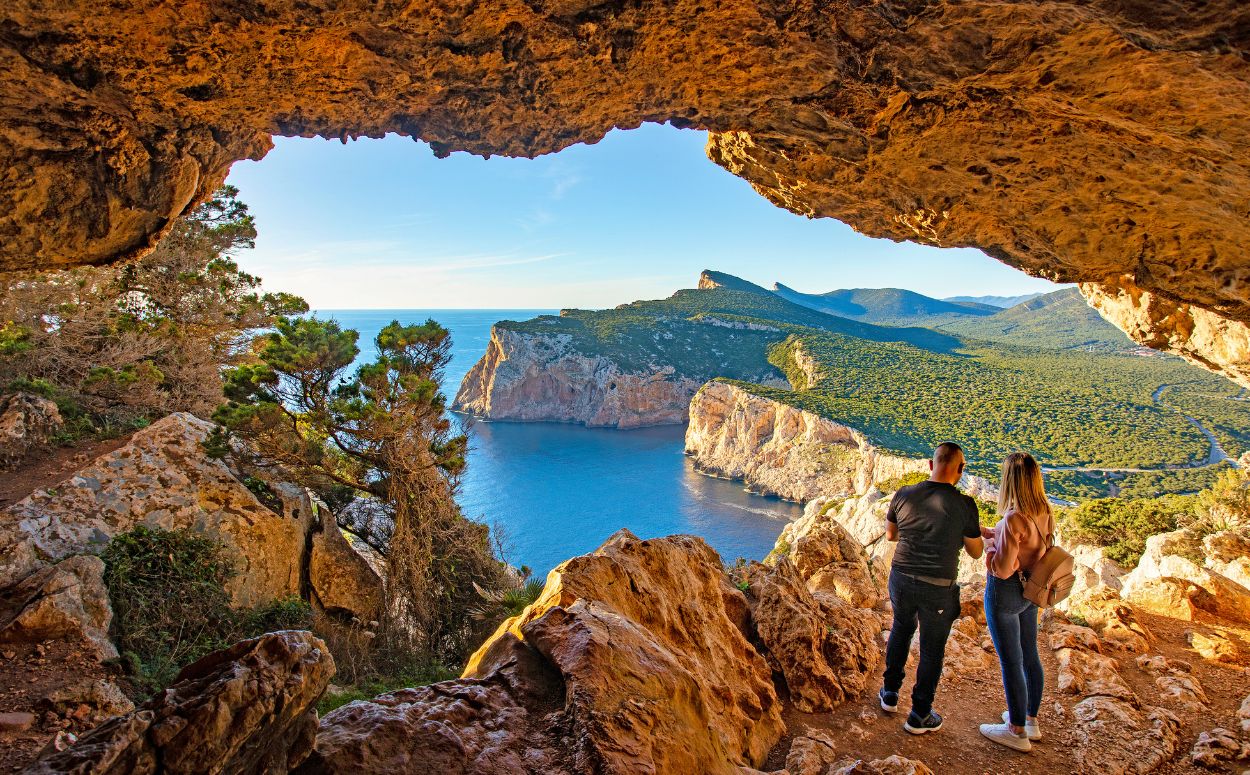 Des d’una de les coves del cap de la Caça s’albira com cau sobre la mar una de les parets calcàries d’aquesta península del nord-oest de Sardenya.