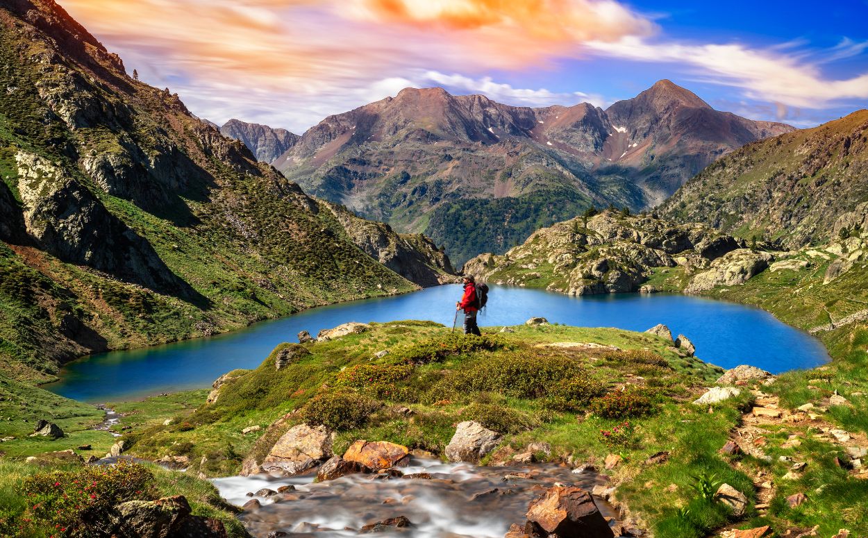 El Pic de Sotllo és un cim de més de tres mil metres situat a la frontera entre el Pallars Sobirà i l'Arieja, dins el Parc Natural de l'Alt Pirineu.