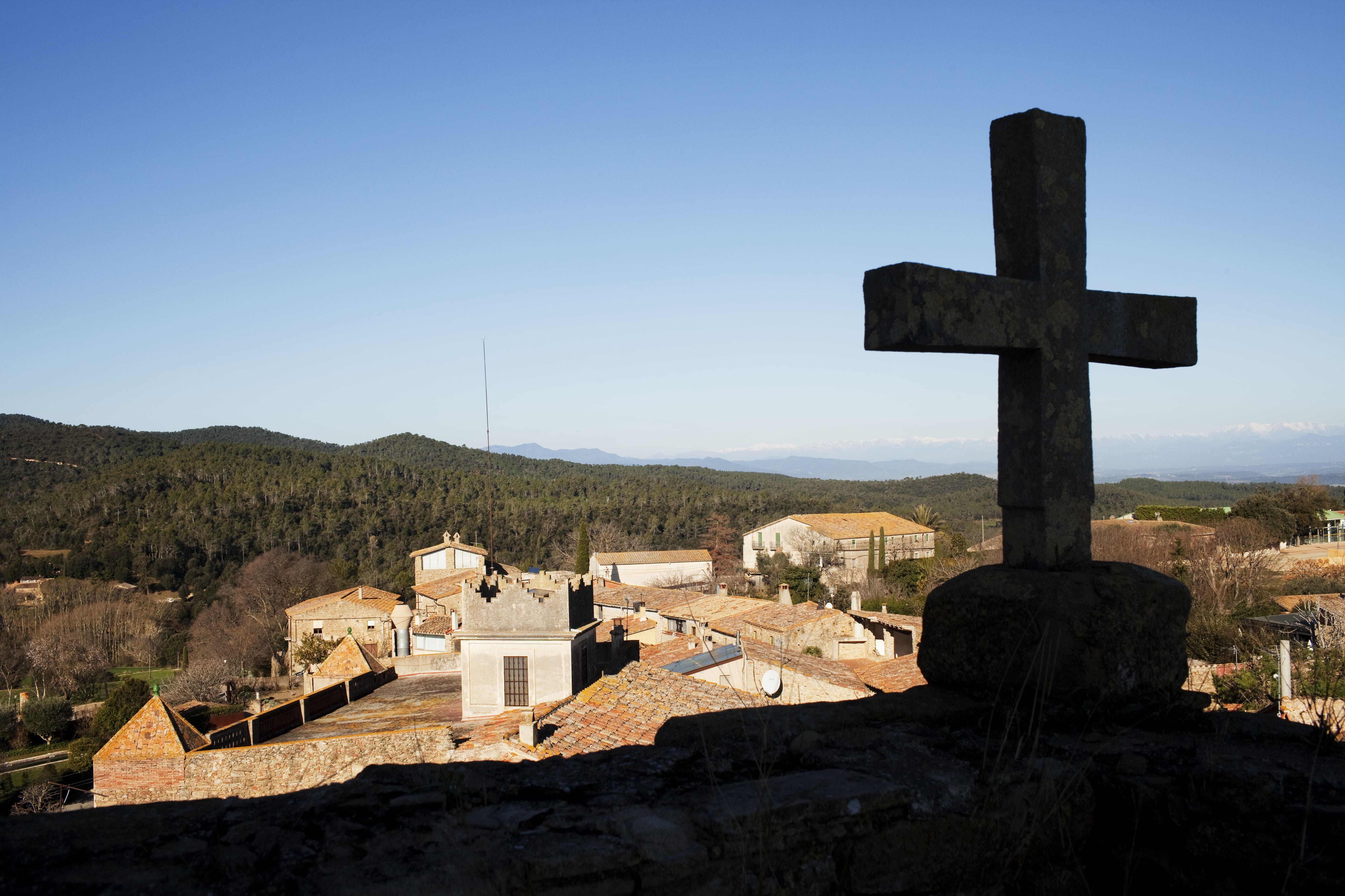 Teulada de la monumental església de Sant Esteve a Madremanya