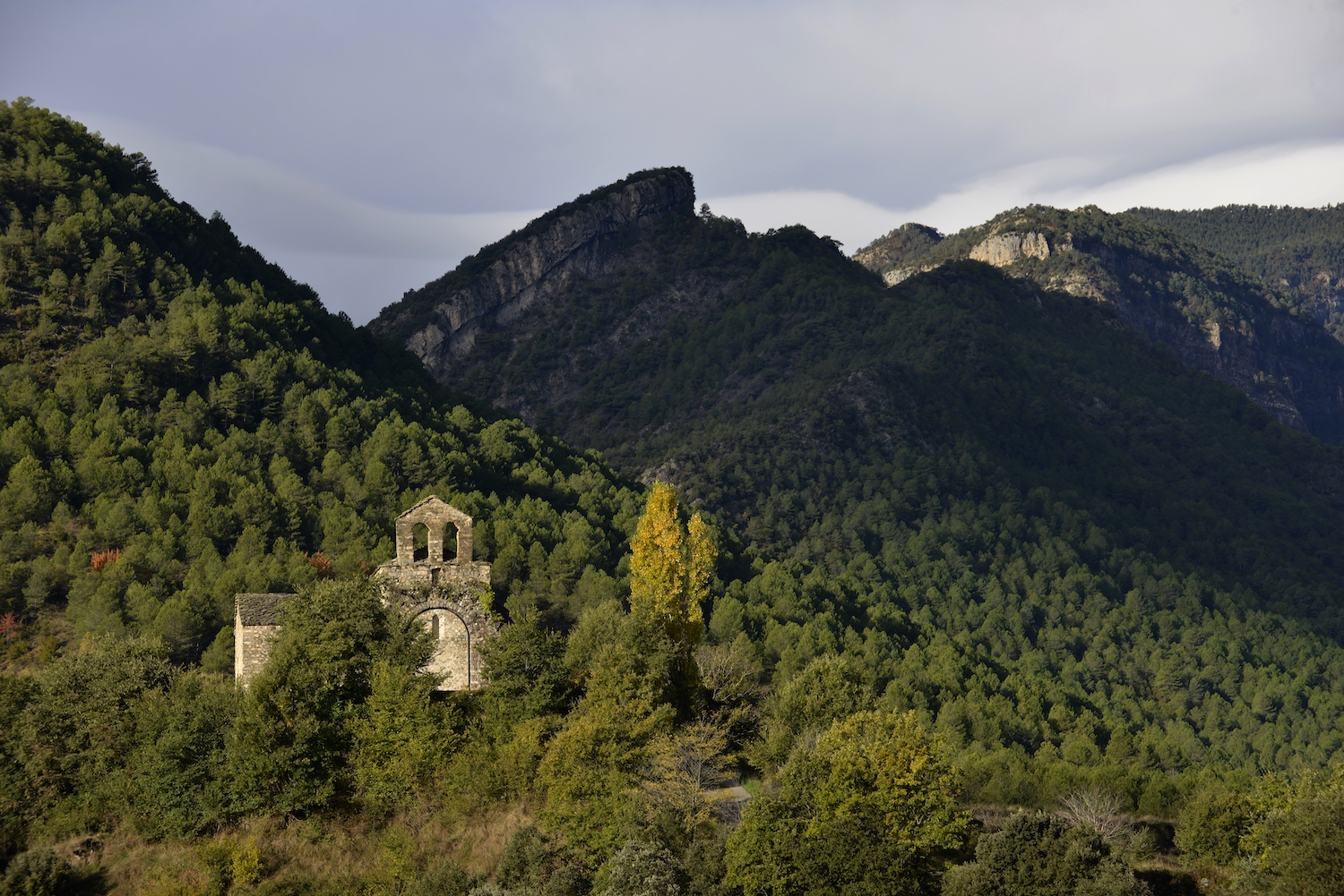 L’església de Sant Serni de Cabó, situada als afores del poble i a dalt d’un promontori, ens transporta al romànic pirinenc
