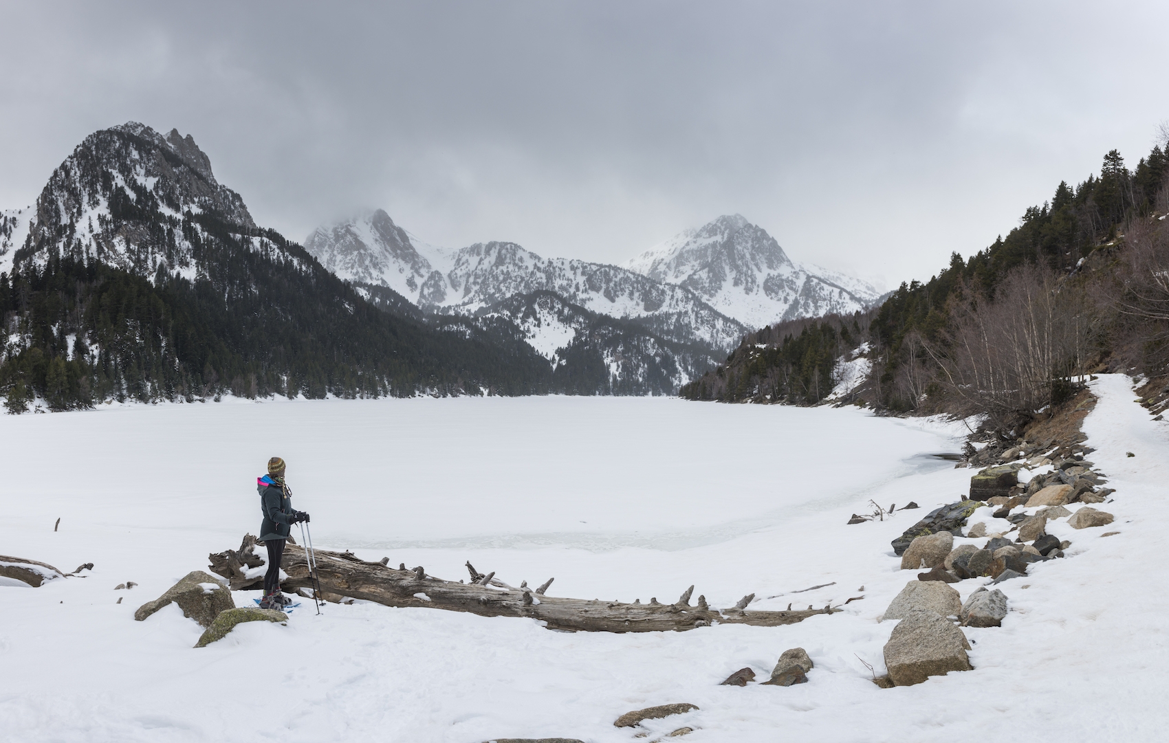Els boscos de pi negre envolten l’estany de Sant Maurici, a 1.900 m d’altitud