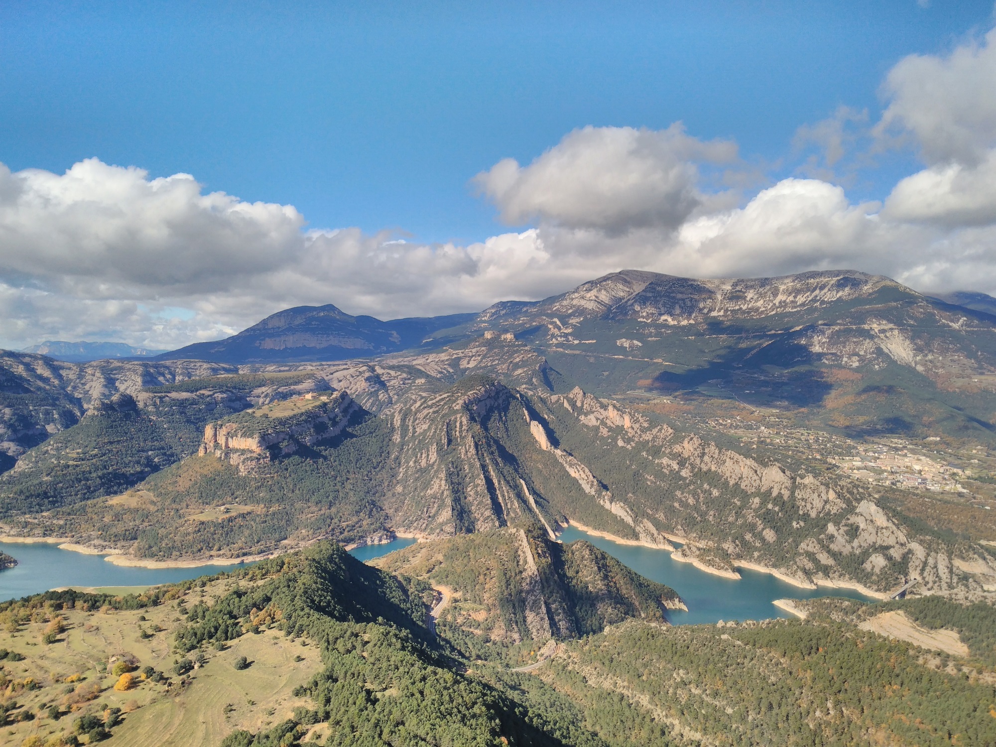 A la vall de Lord hi trobem serres, prats i boscos de pins