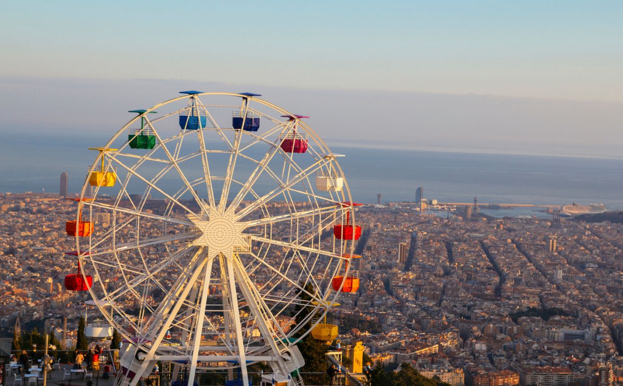Parc del Tibidabo amb vistes a la ciutat de Barcelona Parc del Tibidabo amb vistes a la ciutat de Barcelona