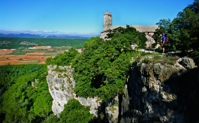 Paisatges mediterranis de la serra d’Ancosa - A cavall entre les comarques de l'Anoia i l'Alt Camp, descobrirem el singular espai natural d'Ancosa-Montagut, un indret protegit, d'ambient mediterrani i amb bona vista sobre l'entorn, especialment des del puig del Castellar, el punt més elevat de la ruta.