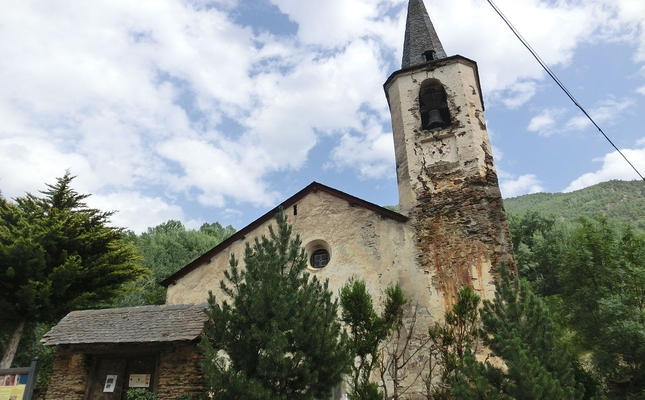 Resseguint el riu d’Unarre, a nord-oest del Pallars Sobirà, trobem nuclis de carrers tortuosos, cases robustes i teulades revestides de pissarra. Esglésies i ermites posen el contrapunt a la basta arquitectura civil.