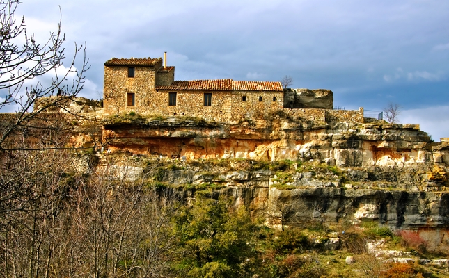 Siurana, un mirador excel·lent del Priorat - Siurana, que es troba al municipi de Cornudella de Montsant, és un poble embellit per la inaccessibilitat. S’hi arriba per una carretera tortuosa que puja fins a més de 700 metres i situa els visitants al límit de l’abisme, al capdamunt d’unes roques verticals que són un mirador excel·lent del Priorat. Siurana, un mirador excel·lent del Priorat - Siurana, que es troba al municipi de Cornudella de Montsant, és un poble embellit per la inaccessibilitat. S’hi arriba per una carretera tortuosa que puja fins a més de 700 metres i situa els visitants al límit de l’abisme, al capdamunt d’unes roques verticals que són un mirador excel·lent del Priorat.