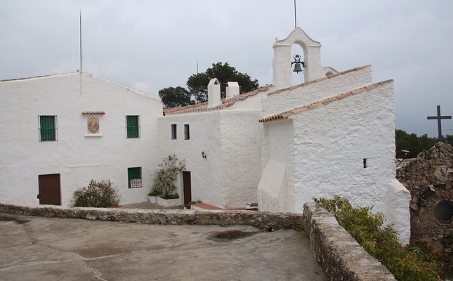 Entre els penya-segats que tanquen Sitges pel nord-est, s’alça l’ermita de la Trinitat, magnífic mirador de la costa i el parc del Garraf Entre els penya-segats que tanquen Sitges pel nord-est, s’alça l’ermita de la Trinitat, magnífic mirador de la costa i el parc del Garraf