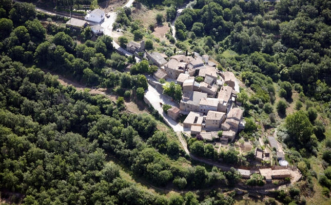 Aïllat als contraforts més meridionals del Montsec, Tòrrec és un petit nucli pintoresc que reposa al damunt d’un turó suau coronat per l’església de Sant Isidre. Des del poble, fem una caminada pels barrancs del voltant Aïllat als contraforts més meridionals del Montsec, Tòrrec és un petit nucli pintoresc que reposa al damunt d’un turó suau coronat per l’església de Sant Isidre. Des del poble, fem una caminada pels barrancs del voltant