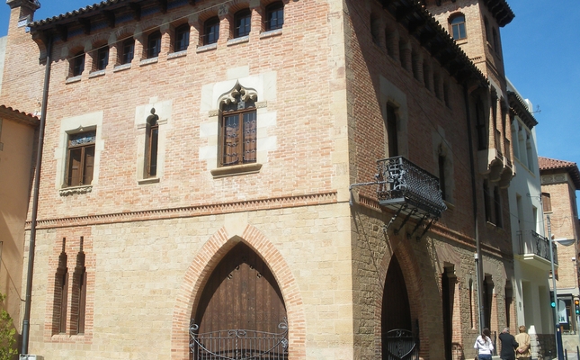 El patrimoni i les tradicions de la Garriga - El municipi, travessat pel riu Congost, entre el Vallès i la plana de Vic i al peu del Parc Natural del Montseny, és conegut per les aigües termals (superiors als 60º C), pel conjunt modernista d’estiueig, per la indústria del moble i per les catifes del Corpus. Us ho expliquem en una ruta que ressegueix el patrimoni del poble.