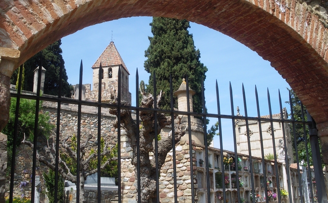 El patrimoni i les tradicions de la Garriga - El municipi, travessat pel riu Congost, entre el Vallès i la plana de Vic i al peu del Parc Natural del Montseny, és conegut per les aigües termals (superiors als 60º C), pel conjunt modernista d’estiueig, per la indústria del moble i per les catifes del Corpus. Us ho expliquem en una ruta que ressegueix el patrimoni del poble.