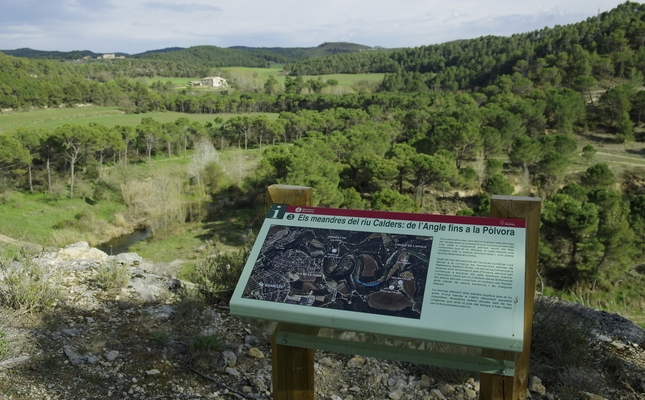 Un itinerari circular per l'entorn de la riera de Calders, al nord-est de Navacarles, on es formen petites cingleres de singular bellesa