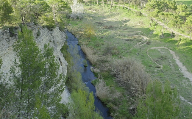 Un itinerari circular per l'entorn de la riera de Calders, al nord-est de Navacarles, on es formen petites cingleres de singular bellesa
