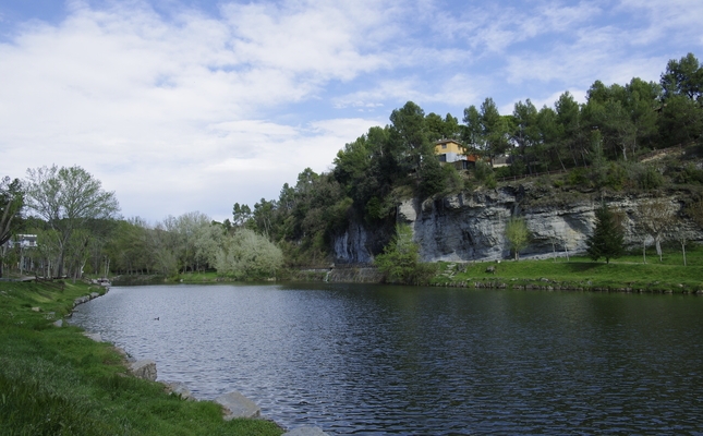 Un itinerari circular per l'entorn de la riera de Calders, al nord-est de Navacarles, on es formen petites cingleres de singular bellesa
