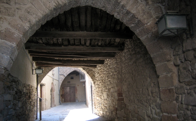 Aquesta ruta, que es pot fer a peu o amb bicicleta, és la primera de les dues etapes de la Ruta de la Sal. Transcorre per restes històriques mil·lenàries, sempre a prop de les aigües del Cardener.