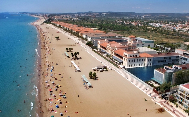 Amb paisatges de mar i vinyes, la capital del Baix Penedès és una vila acollidora amb un excel·lent patrimoni històric i cultural que ret homenatge al prestigiós violoncel·lista Pau Casals. Amb paisatges de mar i vinyes, la capital del Baix Penedès és una vila acollidora amb un excel·lent patrimoni històric i cultural que ret homenatge al prestigiós violoncel·lista Pau Casals.