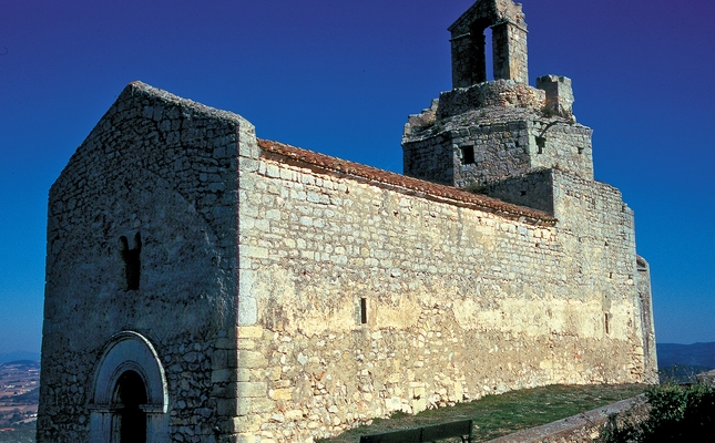 Un itinerari que transcorre entre la plana penedesenca i els darrers contraforts del massís del Garraf fins a escalar el turó d'Olèrdola