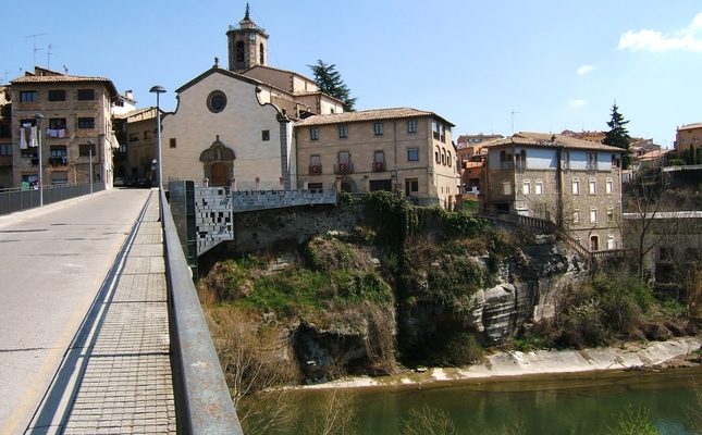 Camí Vora el Ter: de Manlleu a Sau - El Camí Vora Ter, que discorre per la comarca d’Osona, forma part del sender de gran recorregut GR 210. L’itinerari travessa antigues colònies tèxtils, boscos de ribera, de muntanya mitjana, poblacions i espais agrícols i industrials, llocs que tenen en comú l’aprofitament ancestral del riu. Aquesta etapa descriu el tram entre Manlleu i l'embassament de Sau, amb un afegit que indica la desviació a Vilanova de Sau