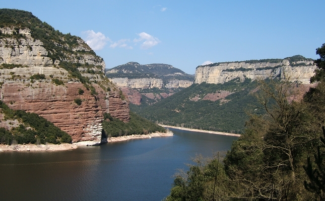 Camí Vora el Ter: de Manlleu a Sau - El Camí Vora Ter, que discorre per la comarca d’Osona, forma part del sender de gran recorregut GR 210. L’itinerari travessa antigues colònies tèxtils, boscos de ribera, de muntanya mitjana, poblacions i espais agrícols i industrials, llocs que tenen en comú l’aprofitament ancestral del riu. Aquesta etapa descriu el tram entre Manlleu i l'embassament de Sau, amb un afegit que indica la desviació a Vilanova de Sau
