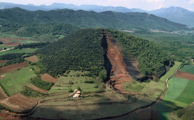 Entre volcans i una fageda mítica, pedalarem per la comarca per conèixer els seus emblemes, la seva gent i els productes que s’hi elaboren. Tot plegat, ens endinsarem en el paisatge natural i humà d’aquest territori, que es pot visitar tot l’any. Entre volcans i una fageda mítica, pedalarem per la comarca per conèixer els seus emblemes, la seva gent i els productes que s’hi elaboren. Tot plegat, ens endinsarem en el paisatge natural i humà d’aquest territori, que es pot visitar tot l’any.