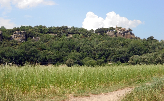 Tot i que són parents humils de les Guilleries i el Collsacabra, ens hi esperen tresors amagats. Els descobrim en una passejada tranquil·la amb la qual descobrirem a què deu el seu nom l'Espai Natural de les Guilleries
