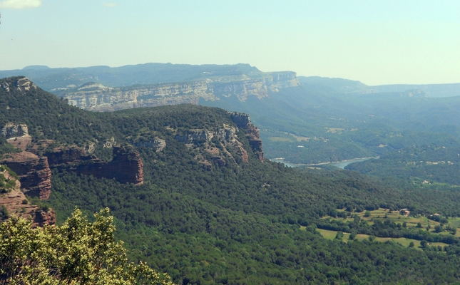 Tot i que són parents humils de les Guilleries i el Collsacabra, ens hi esperen tresors amagats. Els descobrim en una passejada tranquil·la amb la qual descobrirem a què deu el seu nom l'Espai Natural de les Guilleries