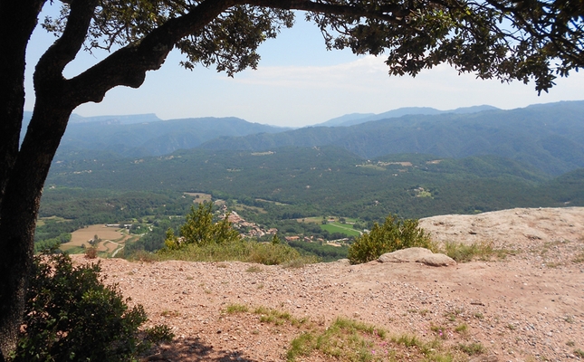 Tot i que són parents humils de les Guilleries i el Collsacabra, ens hi esperen tresors amagats. Els descobrim en una passejada tranquil·la amb la qual descobrirem a què deu el seu nom l'Espai Natural de les Guilleries
