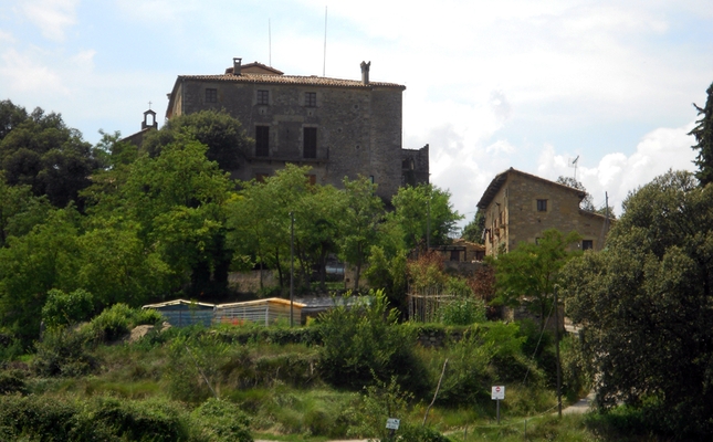 Tot i que són parents humils de les Guilleries i el Collsacabra, ens hi esperen tresors amagats. Els descobrim en una passejada tranquil·la amb la qual descobrirem a què deu el seu nom l'Espai Natural de les Guilleries