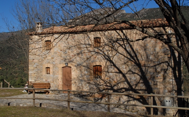 Resseguim l'antiga via ferroviària que es va construir el 1914 per portar la fusta entre els municipis de Gisclareny i Guardiola de Berguedà