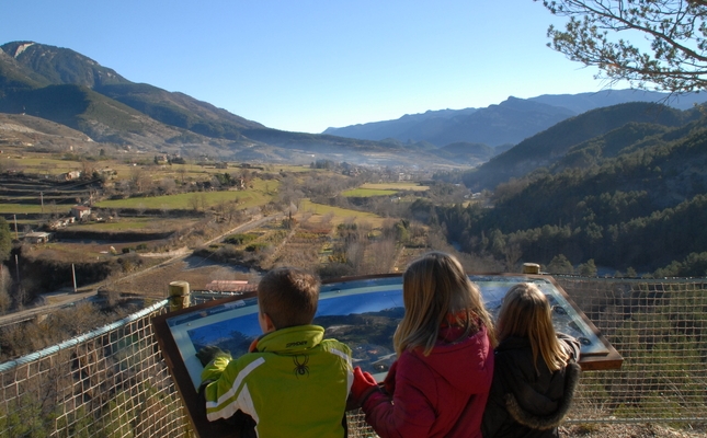 Resseguim l'antiga via ferroviària que es va construir el 1914 per portar la fusta entre els municipis de Gisclareny i Guardiola de Berguedà