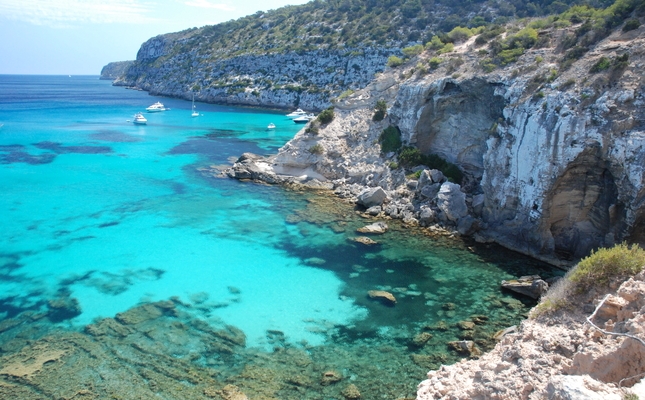 Anem a la Mola de Formentera pel camí de sa Pujada - És una ruta senzilla i apta per a tots els públics que ens permetrà copsar l'essència de Formentera. En només dos quilòmetres, anirem del pla fins a la muntanya boscosa de l'illa. El camí, empedrat, és de visita obligada i regala una vista impressionant de Formentera i les seves aigües turquesa.